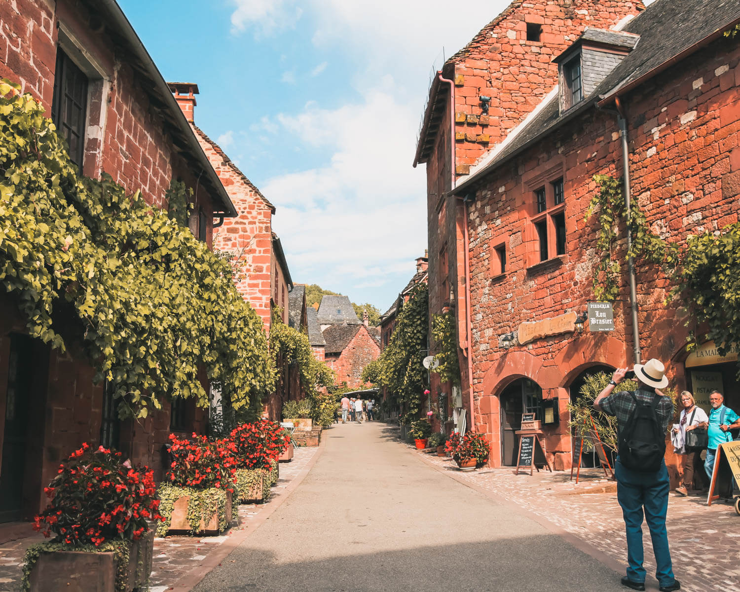 Collonges-la-Rouge-turistas
